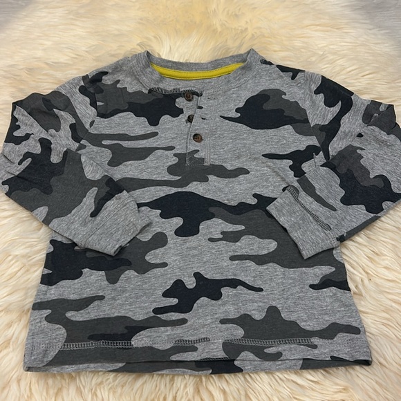 George Long Sleeve Henley Shirt Bundle in Gray and Yellow in Size 4T - Picture 2 of 8